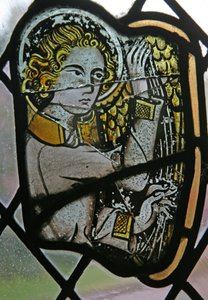 Window in th Cloisters representando um anjo músico com uma harpa de English School