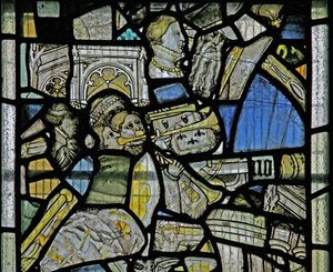 Os detalhes da janela s3 incluem trompetistas, fragmentos de uma cena da Crucificação, cabeças e detalhes arquitetônicos de English School