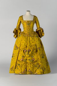 Túnica e anágua de brocado amarelo, c.1750 (seda) de English School