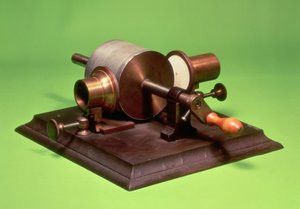 Réplica do primeiro fonógrafo, inventado por Thomas Alva Edison (1847-1931) em 1877 (metal) (ver também 260255)
