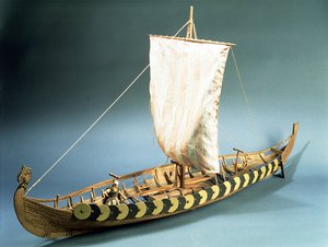 Modelo de um navio Viking encontrado em Gokstad, Noruega em 1880 (madeira)
