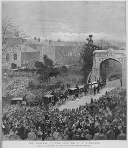 Procissão fúnebre levando o corpo do pregador batista particular inglês Charles Haddon Spurgeon chegando aos portões do Cemitério de Norwood, Londres