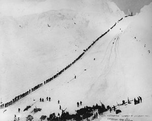 Empacotadores a subir o cume do Passo Chilkoot, de 