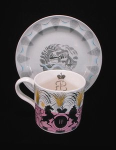 Caneca de coroação e prato 