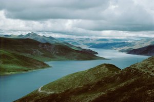 Lago Yamdrog, rota sul de Shigatse para Lhasa, Tibete (foto) de Erich Lessing