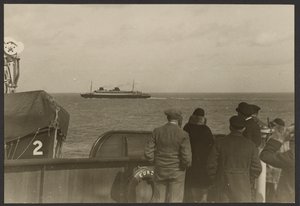 [Grupo de pessoas no convés de um navio a ver outro navio a passar ao longe] de Erich Salomon