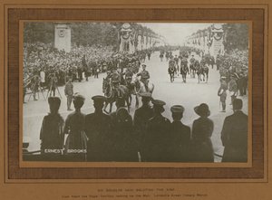 Celebrações da Vitória em Londres em 1919, Sir Douglas Haig saudando o Rei (foto a p/b)