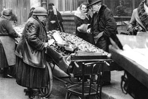 Um vendedor típico de frutas, Paris, 1931. de Ernest Flammarion