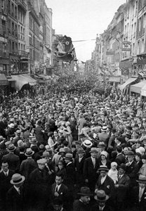 Dançando ao ar livre em 14 de julho de Paris, 1931. de Ernest Flammarion