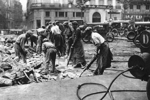 Renovando as estradas nas Grands Boulevards, Paris, 1931. de Ernest Flammarion