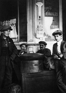 Vendedores ambulantes de castanhas assadas, Paris, 1931.