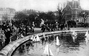 Barcos de brinquedo nos Jardins das Tulherias, Paris, 1931.