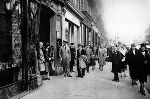 À espera de costureiras saindo do trabalho, Paris, 1931.