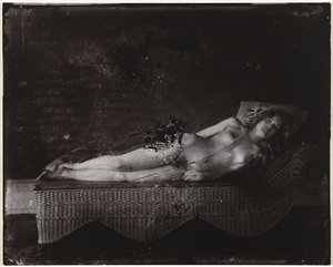 Nu feminino em uma espreguiçadeira Garota na espreguiçadeira de vime, Nova Orleans (título do objeto) de Ernest James Bellocq