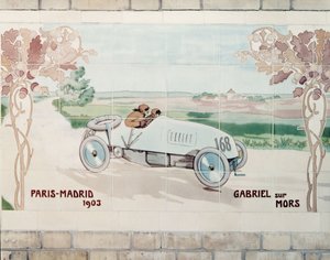 Gabriel conduzindo um carro Mors na corrida de Paris a Madrid de 1903, conhecida como a Corrida da Morte: azulejos de cerâmica fabricados por Gilardoni Fils et Cie de Paris, segundo um desenho de Ernest Montaut (1878-1909) de Ernest Montaut