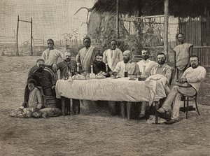 Banquete da sociedade anti-escravidão no consulado italiano em Boma, República Democrática do Congo, gravada por Ernesto Mancastropa a partir de fotografia de Giuseppe Corona, de L