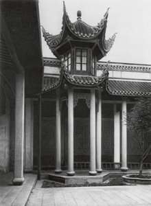 Changshafu, Chen kia tze tang, Hunan, Templo ancestral da família Chen, torre sineira no pátio principal (fotografia a preto e branco)