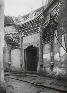 Chungkingfu, Szechuan, Porta de casa no beco, ornamentada com porcelana vidrada (fotografia a preto e branco) de Ernst Boerschmann