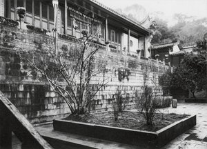 Fuchou, Ku shan, Yung tsuan sze, Fukien, Sala de Oração no Mosteiro da Fonte de Água Corrente na Montanha Drum, perto de Fuchou (fotografia a preto e branco)