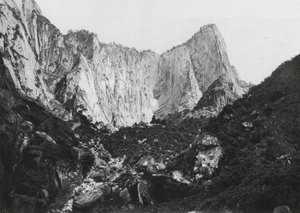 Hua shan, Shensi, O cilindro do Monte dos 5 Picos, Pico do Meio e Pico Ocidental (fotografia a preto e branco) de Ernst Boerschmann
