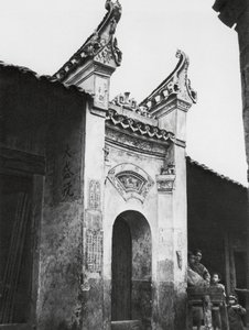 Hunan, Entrada da casa (Fotografia a preto e branco) de Ernst Boerschmann