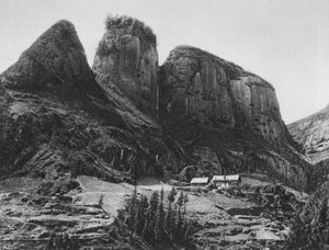 Ichangfu, Pi kia shan, Hupei, A Montanha do Porta-Pincéis em frente ao Templo da Caverna do Rei Dragão (fotografia a preto e branco) de Ernst Boerschmann