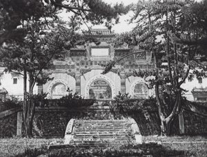Pequim, Si shan, Tsing i yuan, Chihli, Portão de vidro colorido nas colinas ocidentais perto de Pequim (fotografia a preto e branco)