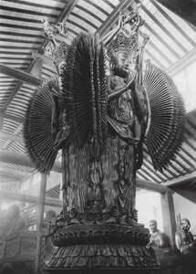 Suchou, Kieh tung sze, Kiangsu, Kuanyin de Mil Braços dos Quatro Pontos Cardeais no Mosteiro de Kieh tung (fotografia a preto e branco) de Ernst Boerschmann