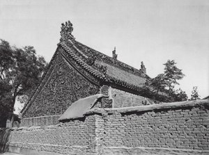 Tsing yang shu, Shantung, Salão com relevos em terracota vidrada no Templo da Deusa Tai shan (fotografia a preto e branco) de Ernst Boerschmann
