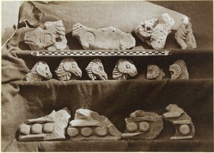 Escavação de Samarra (Iraque): Fragmentos de um friso com figuras de camelo, do Palácio do Califa (Dar al-Khilafa, Jawsaq al-Khaqani, Bayt al-Khalifah), Pequeno Serdab, c.1911-13 (b - w foto) de Ernst Herzfeld