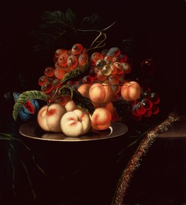 Pêssegos em uma placa de estanho com uvas e um figo em uma borda drapeada (óleo)