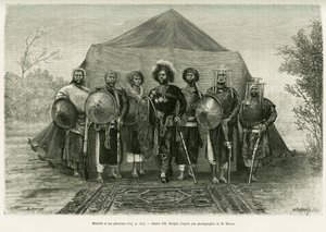 Retrato do Príncipe Menelik II da Etiópia (1844-1913), cercado por seus generais. Gravura de Ronjat, depois de uma fotografia, para ilustrar a história Voyage au Choa (Abyssinie meridionale)