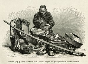 O aforrador itinerante repara as botas mas também os arreios dos carros dos altos funcionários do palácio, aos pés da Porta das Flores Orientais do Palácio Imperial em Pequim. Gravura após o desenho de E.Ronjat, para ilustrar a viagem a P de Etienne Antoine Eugene Ronjat