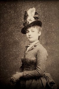 Camille Claudel (1864-1943). Retrato fotográfico por volta de 1886, de Etienne Carjat (1828-1906). Retirada. Musee des Beaux Arts de Poitiers (França).