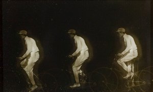 Homem a andar de bicicleta