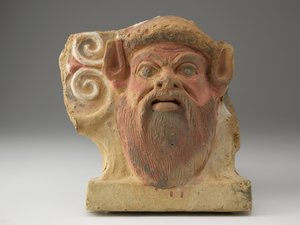 Antefix na forma de uma cabeça de sátiros, meados do século 5 (terracota com pigmento)