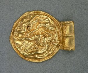 Pingente de bula em relevo. Civilização etrusca, Século IV AC. de Etruscan