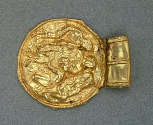 Pingente de bula em relevo. Civilização etrusca, Século IV AC. de Etruscan