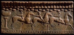 Arte etrusca: decoração frisada de cavaleiros de um conjunto arquitectónico em Murlo. Século VI a.C. Murlo, Antiquário Municipal, Itália de Etruscan