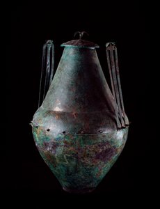 Civilização etrusca: vaso de bronze bicônico com alça dupla e tampa do túmulo do tanque de bronze em Vulci, 680-670 aC de Etruscan
