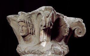 Civilização etrusca: capitais de colunas decoradas do túmulo Campanari a Vulci, Itália. Fim do século IV, início do século III a.C. Florença, Museo Archeologico de Etruscan