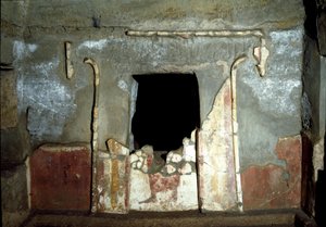 Civilização etrusca: entrada do túmulo de François na necrópole de Ponte Rotto, século IV a.C. Vulci, Itália de Etruscan
