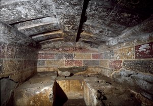 Civilização etrusca: dentro do túmulo de François, na necrópole de Ponte Rotto, século IV a.C. Vulci, Itália de Etruscan