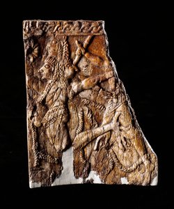 Civilização etrusca: placa decorativa em marfim da representação de Geryon - Do tumulo de Montefortini, Comeana, Itália - século VII a.C. Dim 10x8,1 cm Florença, Museo Archeologico, inv 194662 de Etruscan