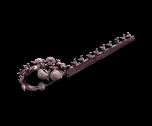 Civilização etrusca: fíbula de dragão de prata da necrópole de Banditella, Marsigliana d "Albegna, Itália, 675-650 aC de Etruscan