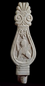 Civilização etrusca: estela de sepultura em gres decorada com a silhueta de uma asa de leão de Londa na Itália. 550-500 AC. Florença, Museo Archeologico de Etruscan