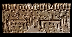 Civilização etrusca: friso terracota adornado com uma cena de banquete. 580 a.C. Dim. 24x54 cm. Do Palácio Murlo. Murlo, Antiquário Comunal de Etruscan