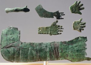 Ex-voto em placa de bronze que representa os membros superiores. Artefatos dos objetos do Santuário de Reithia Este (Vênecia). Civilização Etrusca, Século V-4 AC. de Etruscan