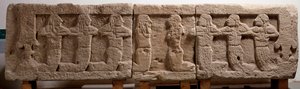 Cama funerária feita com três blocos de tufo, século VI a.C. de Etruscan