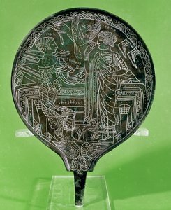 Espelho retratando Afrodite persuadindo Helen a seguir Paris para Tróia, de Palestrina (bronze)